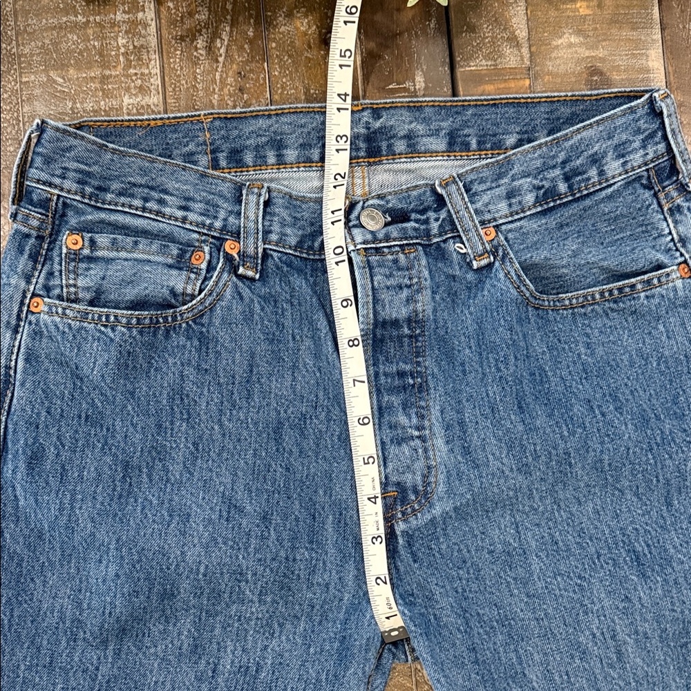 Levi's Men's 501 Original 100% Cotton Hemmed Jean Shorts W33 Medium Wash - Picture 8 of 11